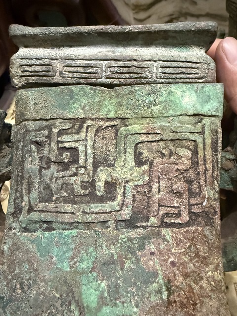 古玩銅器龍紋方壺真品鑒賞圖