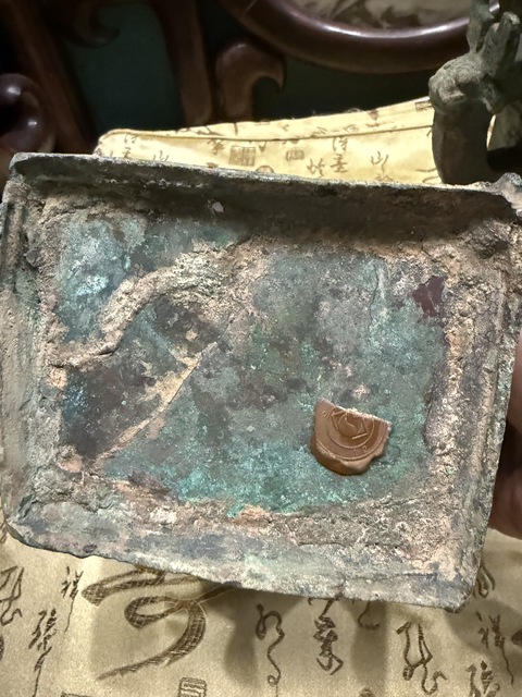 古玩銅器龍紋方壺真品鑒賞圖