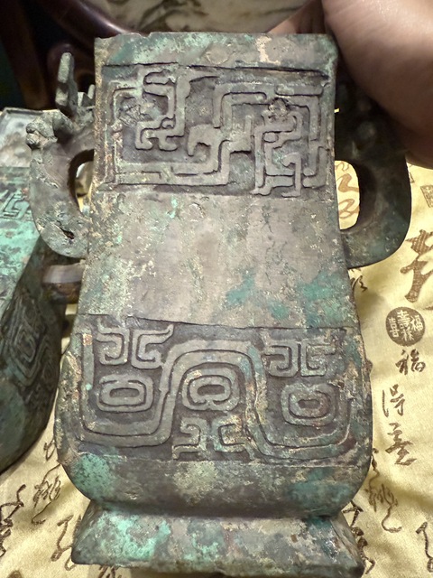 古玩銅器龍紋方壺真品鑒賞圖