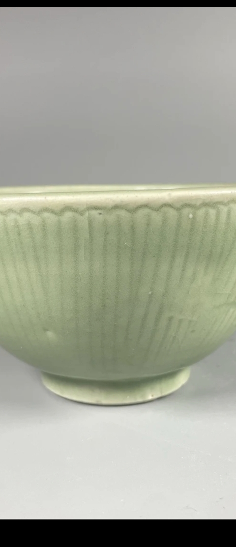 古玩陶瓷龍泉青瓷刻花碗真品鑒賞圖