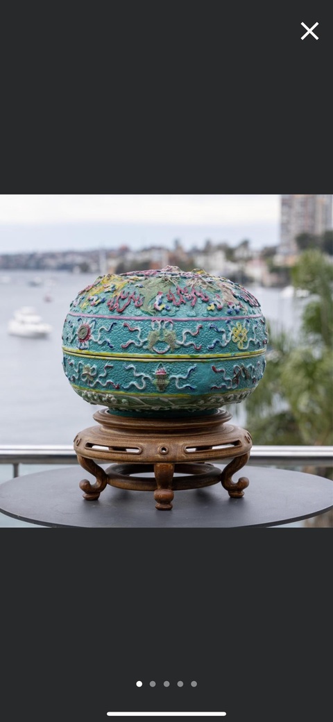 古玩陶瓷松石綠粉彩堆塑八寶龍紋捧盒真品鑒賞圖