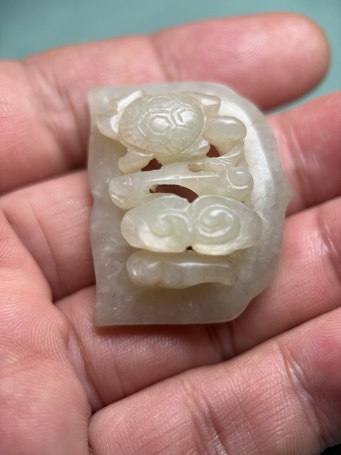 古玩玉器中古龜吐祥云帶板真品鑒賞圖