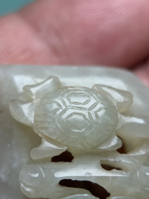 古玩玉器中古龜吐祥云帶板真品鑒賞圖