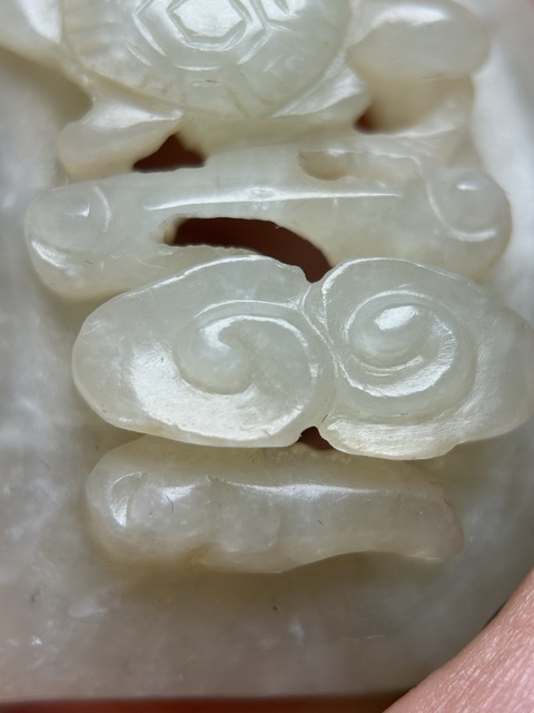 古玩玉器中古龜吐祥云帶板真品鑒賞圖