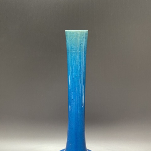 古玩陶瓷孔雀藍(lán)釉長頸瓶真品鑒賞圖