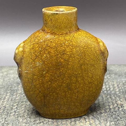 古玩陶瓷雙鋪首黃釉鼻煙壺真品鑒賞圖