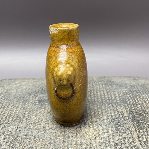 古玩陶瓷雙鋪首黃釉鼻煙壺真品鑒賞圖