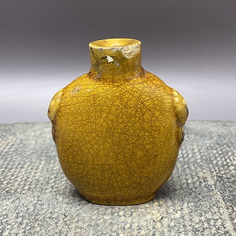 古玩陶瓷雙鋪首黃釉鼻煙壺真品鑒賞圖