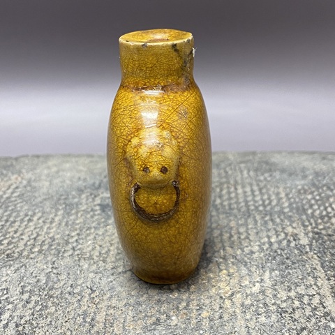 古玩陶瓷雙鋪首黃釉鼻煙壺真品鑒賞圖