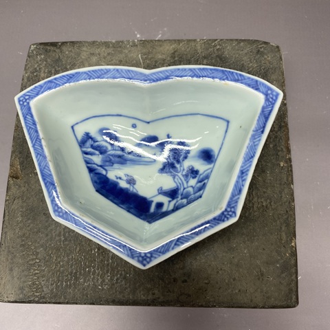 古玩陶瓷清乾隆·人物山水紋青花盤拍賣，當(dāng)前價(jià)格900元
