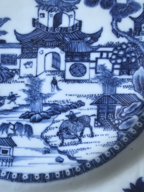 古玩陶瓷樓臺亭閣山水紋青花盤真品鑒賞圖