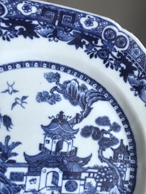 古玩陶瓷樓臺亭閣山水紋青花盤真品鑒賞圖