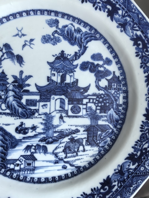 古玩陶瓷樓臺亭閣山水紋青花盤真品鑒賞圖