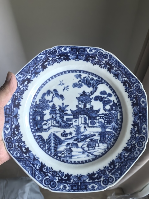 古玩陶瓷樓臺亭閣山水紋青花盤真品鑒賞圖