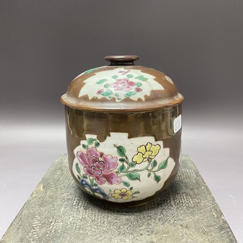 古玩陶瓷紫金釉開光花卉紋粉彩蓋缸真品鑒賞圖