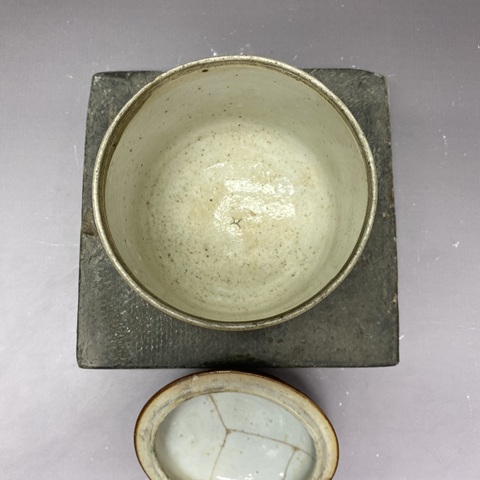 古玩陶瓷紫金釉開光花卉紋粉彩蓋缸真品鑒賞圖