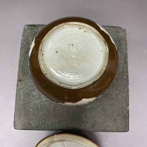 古玩陶瓷紫金釉開光花卉紋粉彩蓋缸真品鑒賞圖
