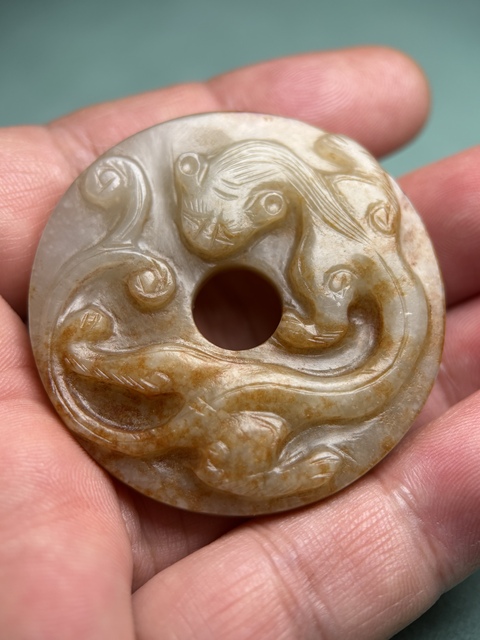 古玩玉器元代紅沁龍璧拍賣，當(dāng)前價(jià)格28600元