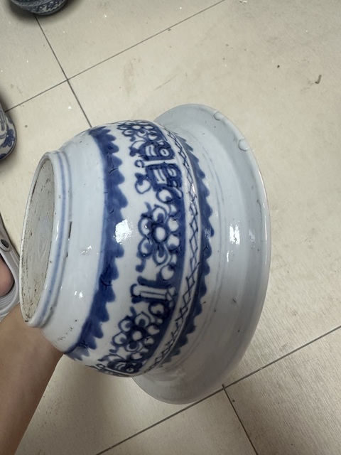 古玩陶瓷清中期夔龍紋青花香爐真品鑒賞圖