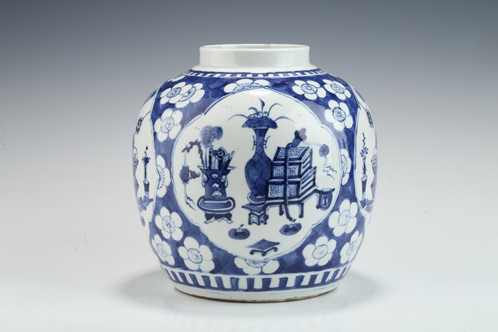 古玩陶瓷清晚·青花冰梅開窗博古紋罐真品鑒賞圖