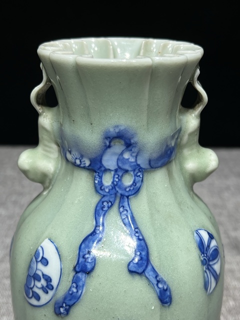 古玩陶瓷清嘉慶豆青釉青花加白皮球花紋包袱瓶拍賣，當前價格5800元