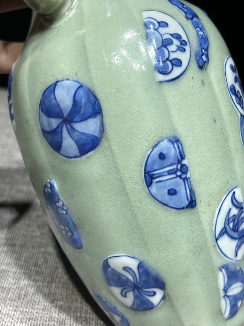 古玩陶瓷清嘉慶豆青釉青花加白皮球花紋包袱瓶拍賣，當前價格5800元
