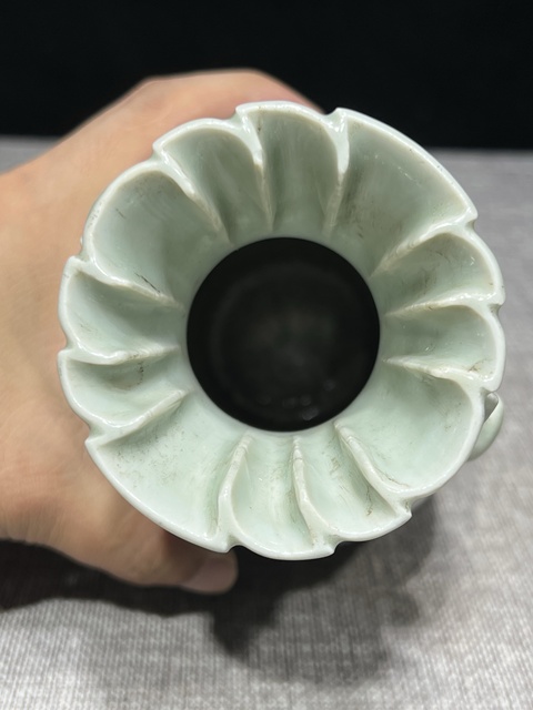 古玩陶瓷清嘉慶豆青釉青花加白皮球花紋包袱瓶拍賣，當前價格5800元