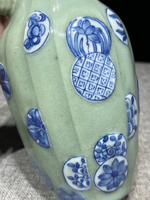 古玩陶瓷清嘉慶豆青釉青花加白皮球花紋包袱瓶拍賣，當前價格5800元