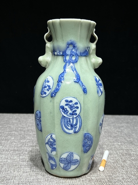 古玩陶瓷清嘉慶豆青釉青花加白皮球花紋包袱瓶拍賣，當前價格5800元
