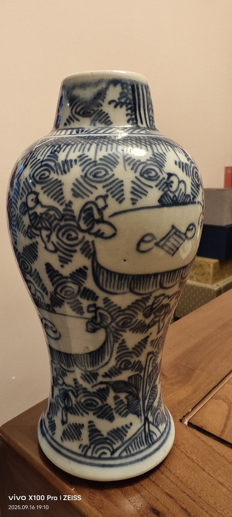 古玩陶瓷清早期鐵線描人物紋瓶真品鑒賞圖