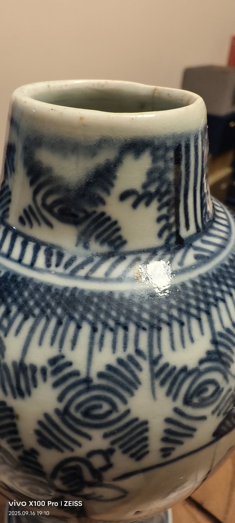 古玩陶瓷清早期鐵線描人物紋瓶真品鑒賞圖