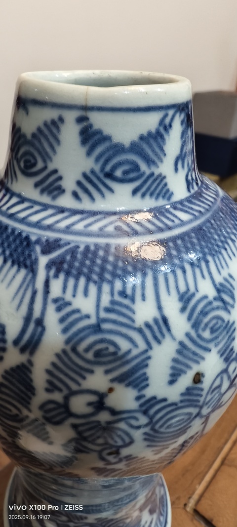 古玩陶瓷清早期鐵線描人物紋瓶真品鑒賞圖