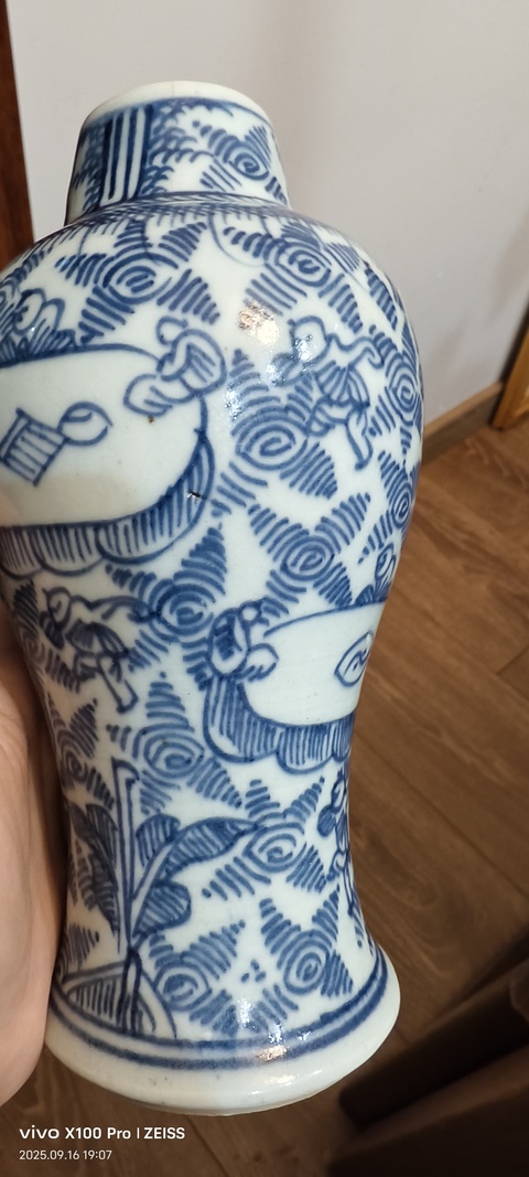 古玩陶瓷清早期鐵線描人物紋瓶真品鑒賞圖