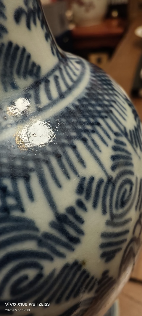 古玩陶瓷清早期鐵線描人物紋瓶真品鑒賞圖