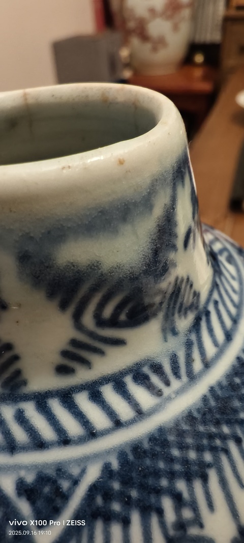 古玩陶瓷清早期鐵線描人物紋瓶真品鑒賞圖