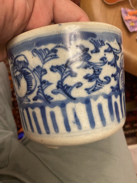古玩陶瓷青花纏枝花卉紋三足爐真品鑒賞圖