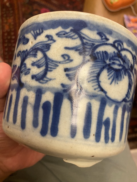 古玩陶瓷青花纏枝花卉紋三足爐真品鑒賞圖