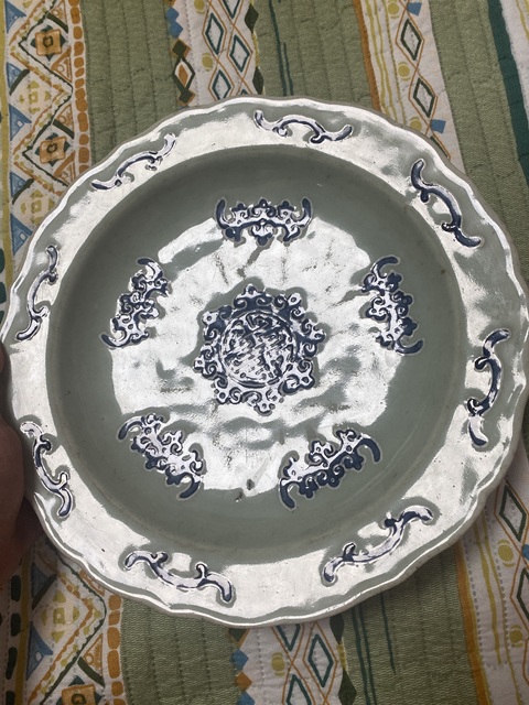 古玩陶瓷乾隆豆青釉青花五蝠捧壽紋花口盤真品鑒賞圖