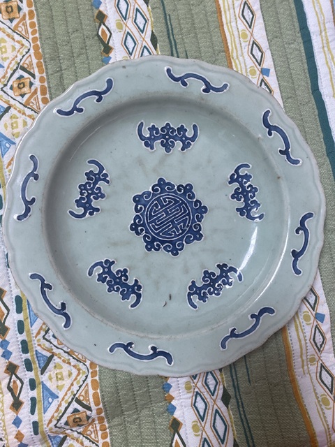 古玩陶瓷乾隆豆青釉青花五蝠捧壽紋花口盤真品鑒賞圖