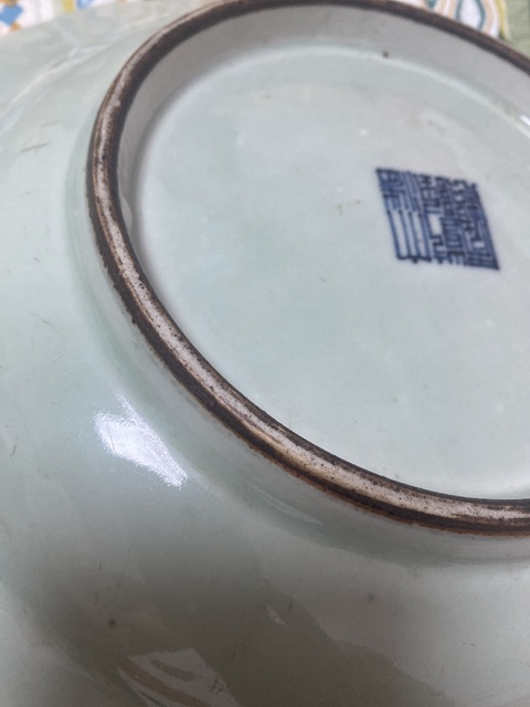 古玩陶瓷乾隆豆青釉青花五蝠捧壽紋花口盤真品鑒賞圖