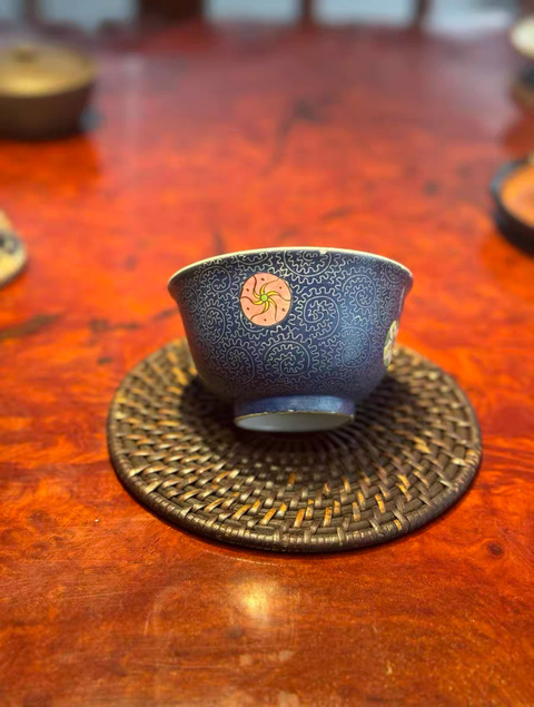 古玩陶瓷藍釉地軋道粉彩皮球花杯真品鑒賞圖