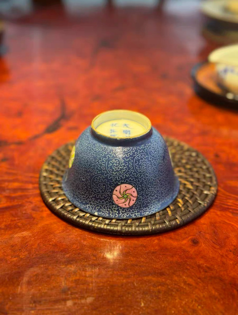 古玩陶瓷藍釉地軋道粉彩皮球花杯真品鑒賞圖