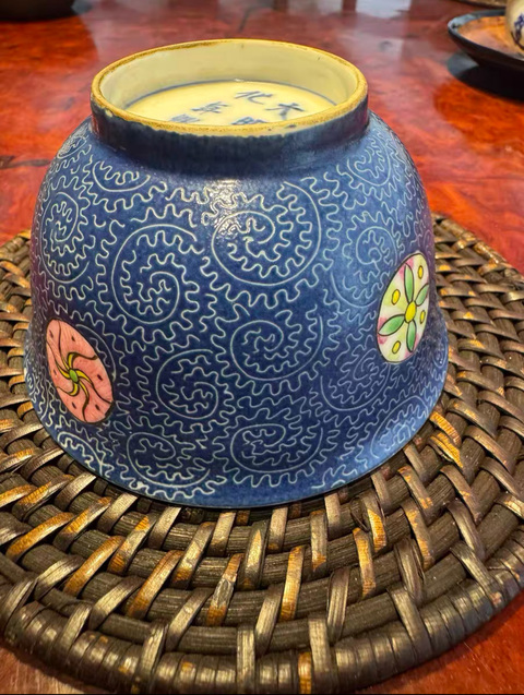 古玩陶瓷藍釉地軋道粉彩皮球花杯真品鑒賞圖