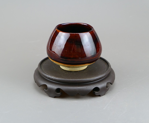 古玩陶瓷精美:清代耀州窯紅釉雞心罐(文房雅器)拍賣,當前價格99元