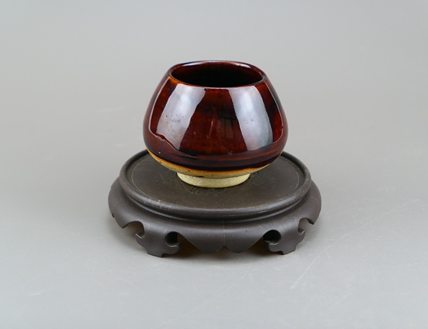 古玩陶瓷精美:清代耀州窯紅釉雞心罐(文房雅器)拍賣,當前價格99元