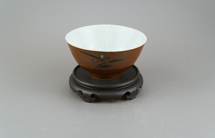 古玩陶瓷清晚期.紫金釉花鳥(niǎo)紋茶碗（傳世品）拍賣(mài)，當(dāng)前價(jià)格33元