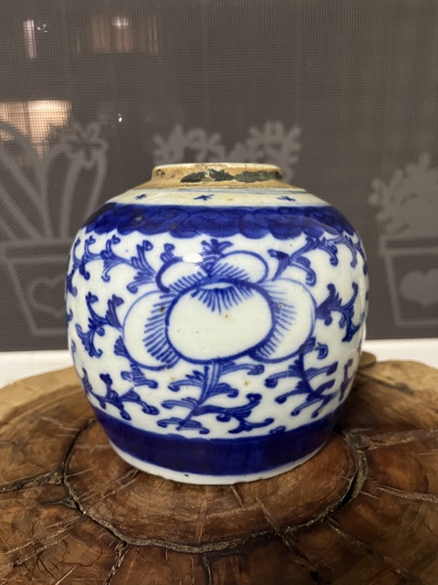 古玩陶瓷纏枝花囍字紋青花罐真品鑒賞圖
