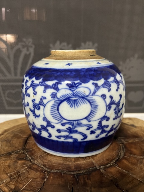 古玩陶瓷纏枝花囍字紋青花罐真品鑒賞圖