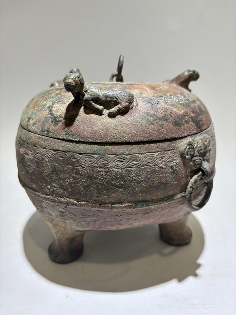 古玩銅器戰國·臥虎貝殼紋鼎真品鑒賞圖