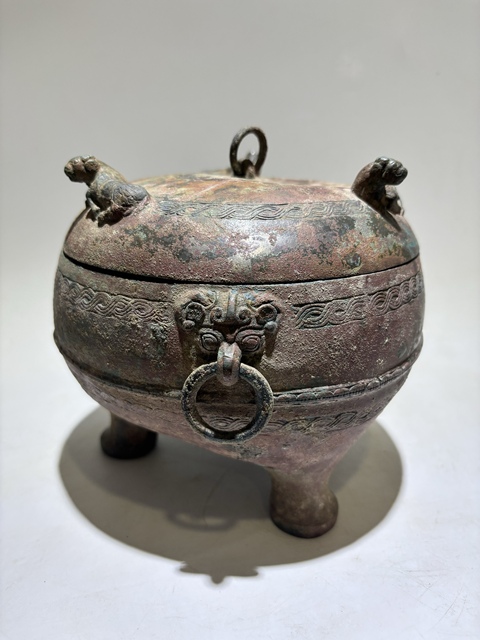 古玩銅器戰國·臥虎貝殼紋鼎真品鑒賞圖